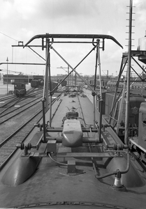 803833 Afbeelding van een stroomafnemer van een electrisch treinstel mat. 1954 van de N.S. op het emplacement van het ...